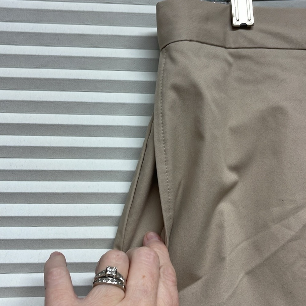 Haggar NWT Khaki Expandable Waistband Cotton Twill Shorts Size 38 - Picture 2 of 6